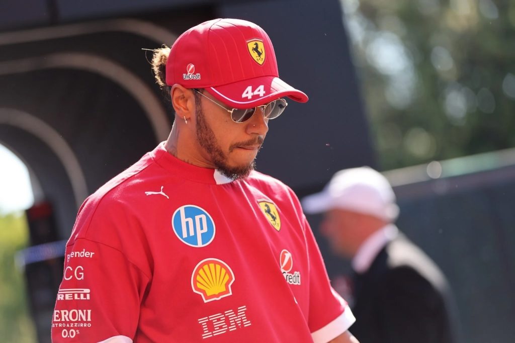 Ferrari-fans på tribunerne i Imola afslører hvad de oprigtig mener om Lewis Hamilton